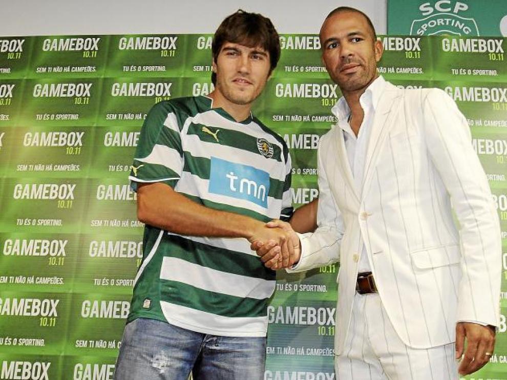 Alberto Zapater, en su presentac¡ón, acompañado de Costinha, director deportivo del Sporting de Lisboa.