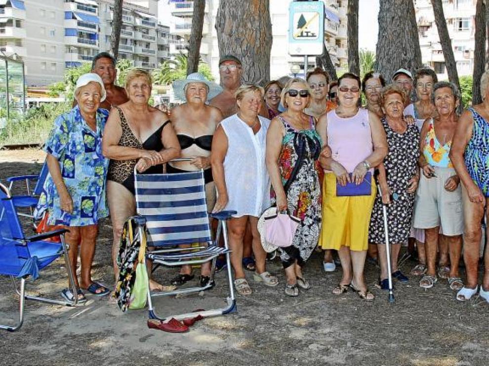 Un grupo de aragonesas veraneantes en La Pineda y afectadas por la negativa a dar recetas posan en la playa.