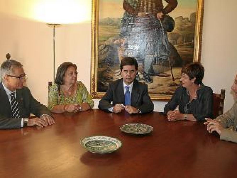 El alcalde, en el centro y la consejera, a su derecha, en la reunión.