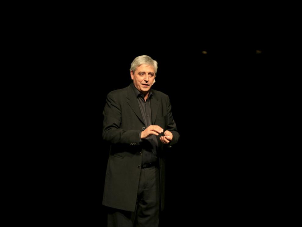 Anthony Blake durante una actuación, imagen de archivo.