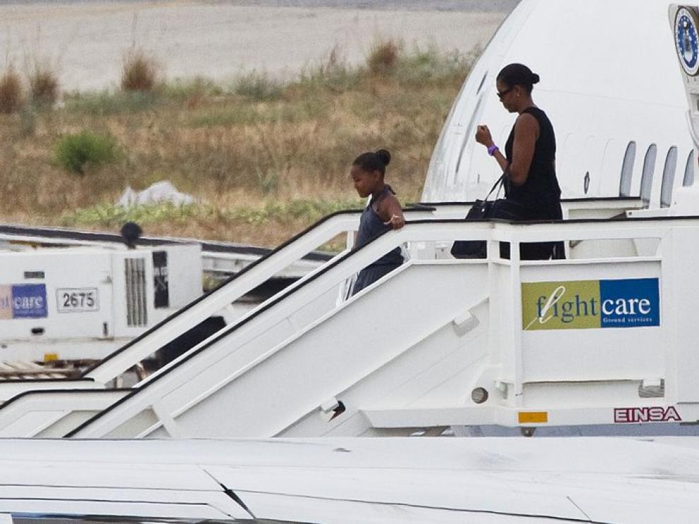 MIchelle Obama desciende del avión con Sasha