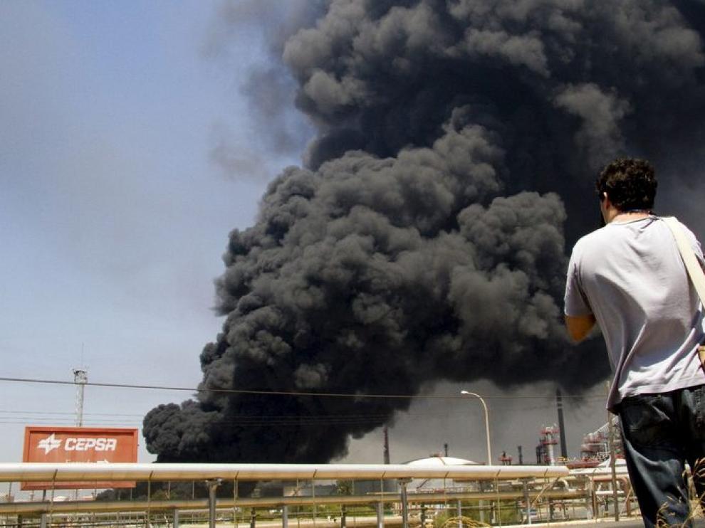 Una enorme columna de humo sale de la refinería