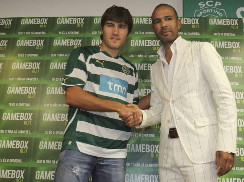 Zapater junto al director deportivo del Sporting, José costinha.