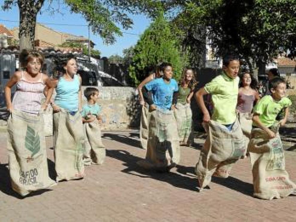 Los niños se divirtieron con carreras de sacos.