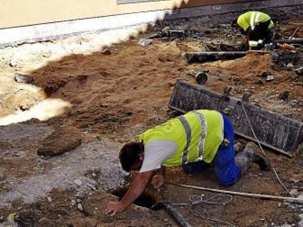 Operarios revisando ayer los restos de los silos medievales.