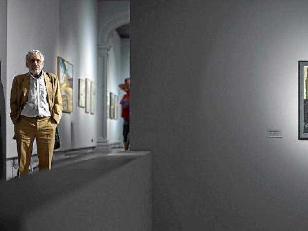 Hanton, junto a su primer autorretrato (1947), que se exhibe desde ayer en el Camón Aznar.