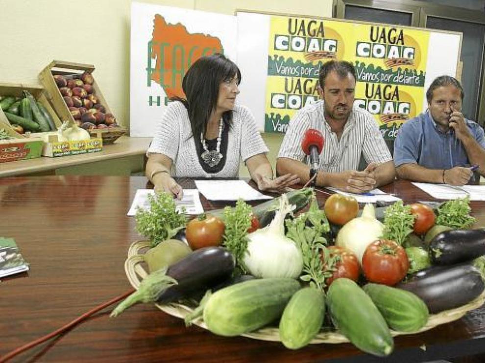 Trinidad Valdovinos, presidenta de Feaccu, junto a David Solano y José Manuel Penella, de Uaga.