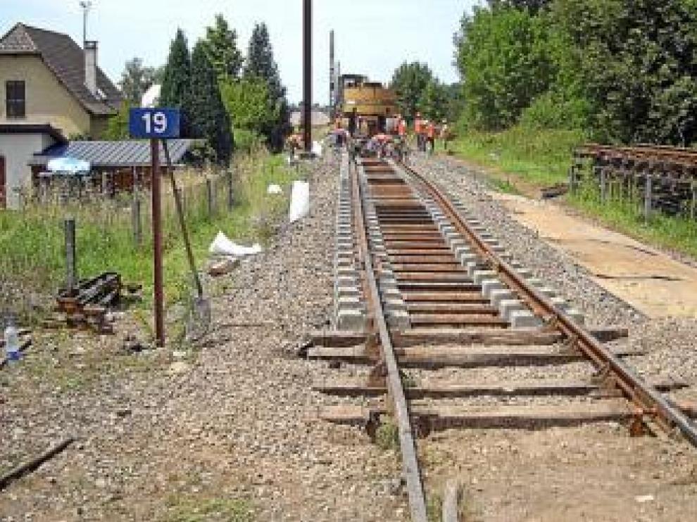 La nueva vía de hormigón está ya instalada en Ogeu-les-Bains.