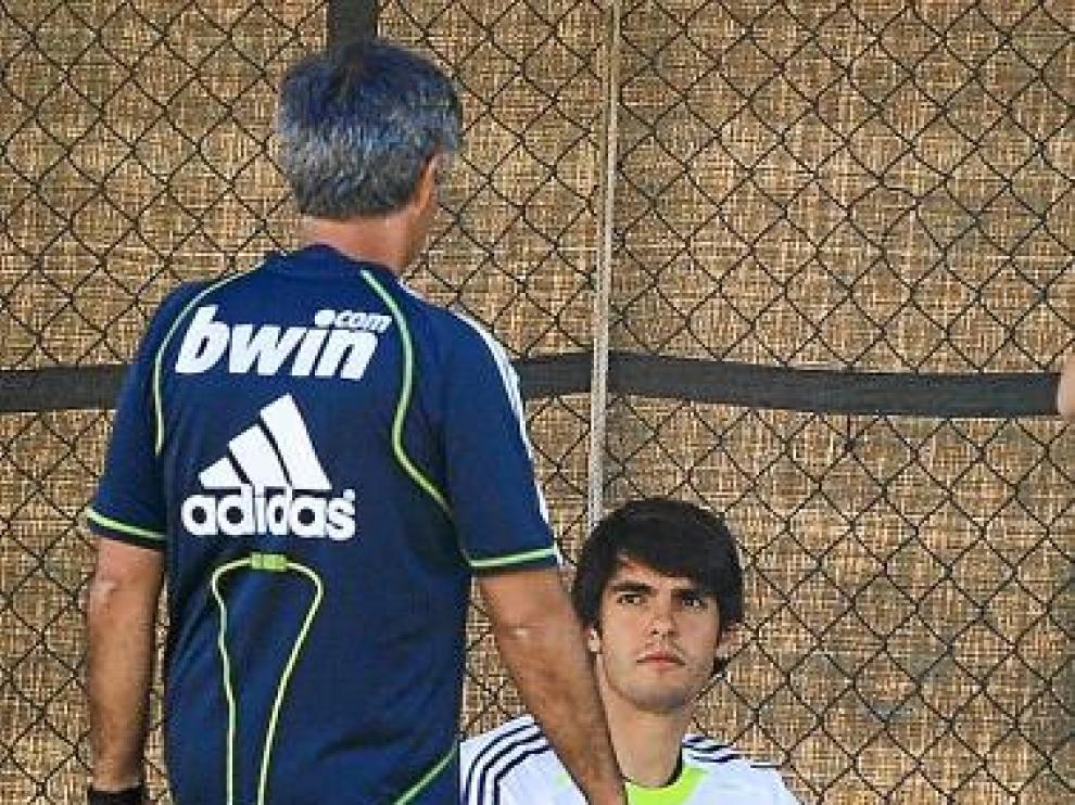 Mourinho conversa con Kaká, en un entrenamiento en Los Ángeles.