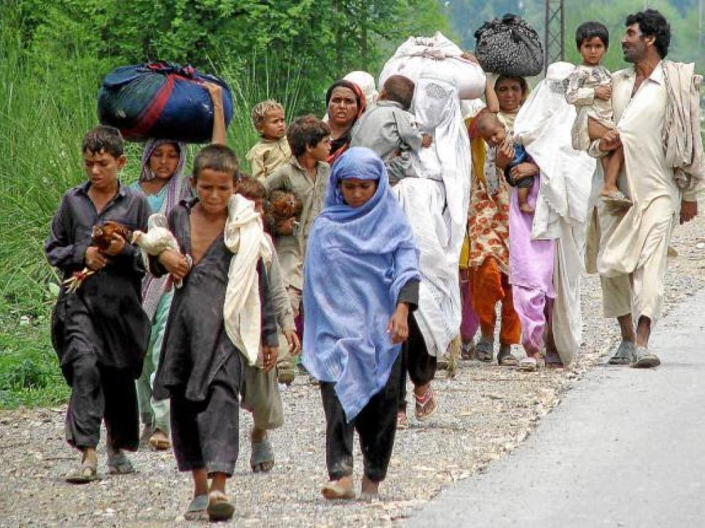 Varios pakistaníes salen de la zona inundada de Tank, pueblo de Khyber-Pakhtunkhwa, ayer.