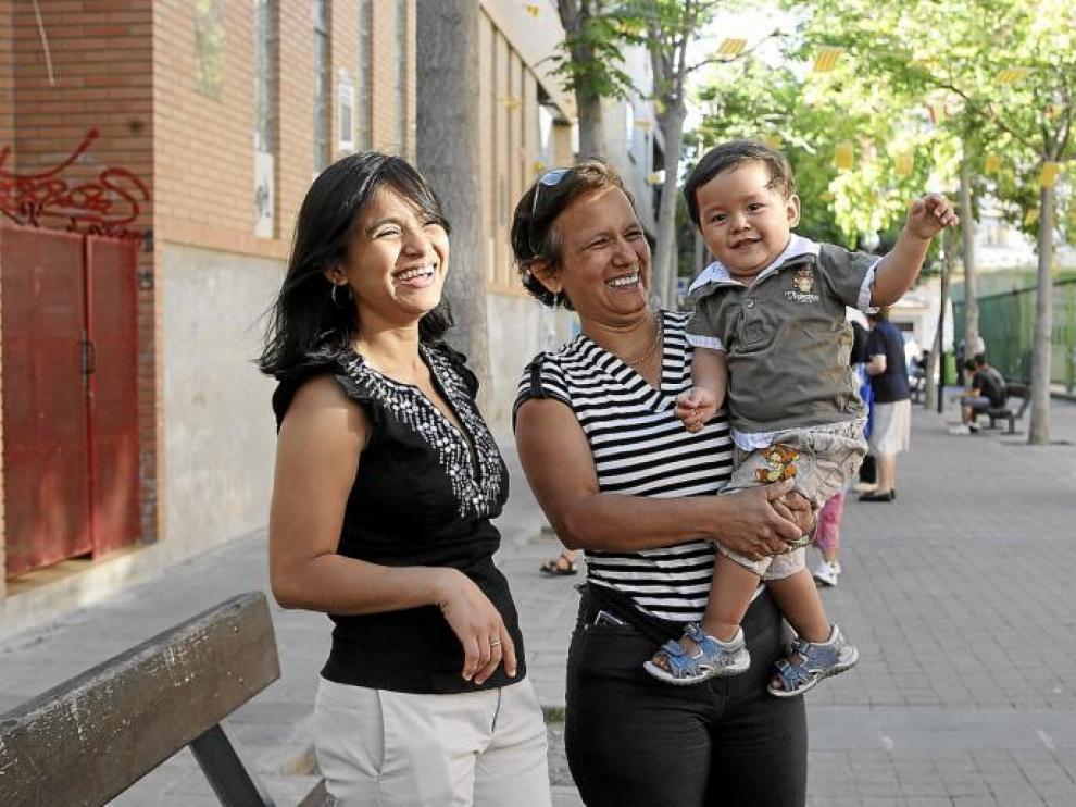 Andrea del Socorro, su hija Ana Berta y su nieto, Giovanni Alexander, disfrutan de su tiempo libre dando un paseo.