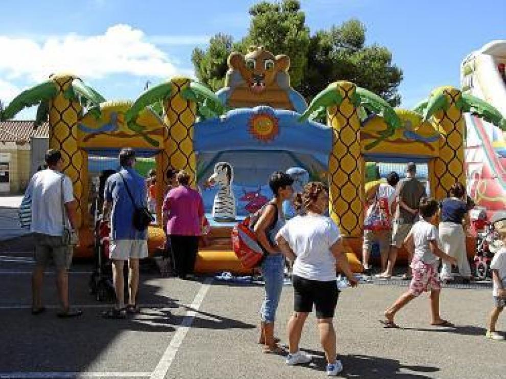 Niños y mayores disfrutaron en el parque infantil.