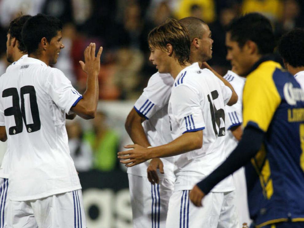 Canales es felicitado por sus compañeros por su primer gol con el Real Madrid