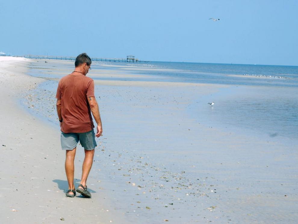 Las playas comienzan a estar libres de crudo, pero los turistas todavía no vuelven