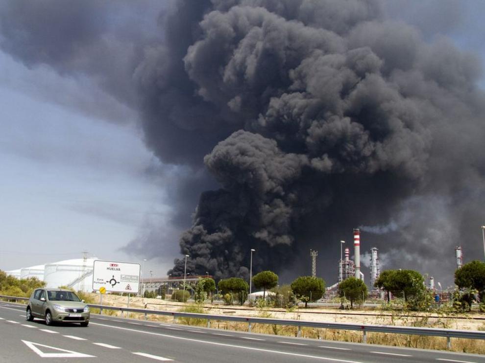 La torre de humo que causó el incendio en la refinería de Cepsa de Huelva