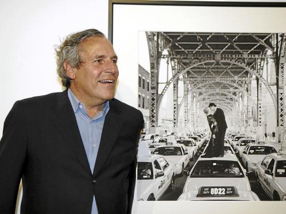 Rodney Smith, junto a una foto que realizó para 'Vanity Fair', incluida en su exposición de Teruel Photo.