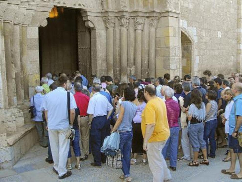 Los espectadores entran a la iglesia de San Miguel, el jueves, para asistir a uno de los conciertos.