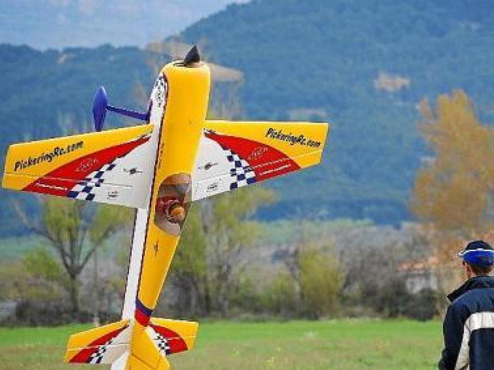Un piloto maneja su avioneta desde el radiocontrol.