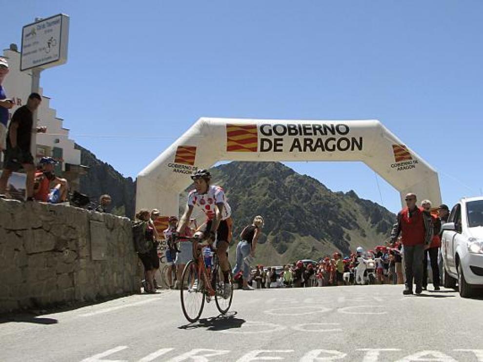 El polaco Niemiec corona el Tourmalet.