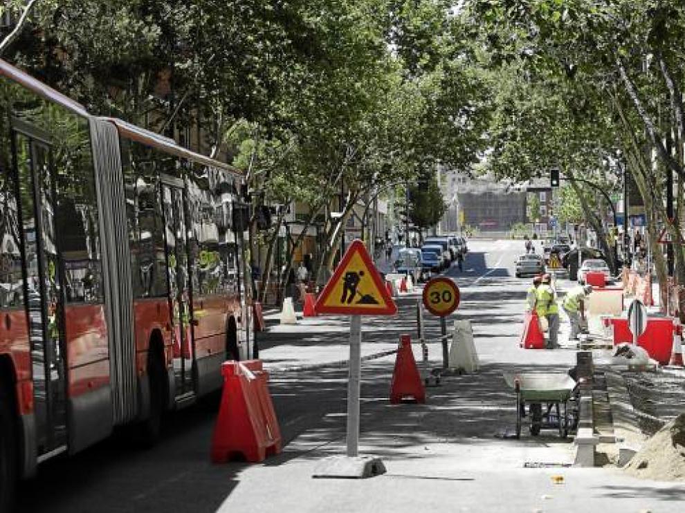 La construcción del carril bici en uno de los márgenes de la calle de Sobrarbe.