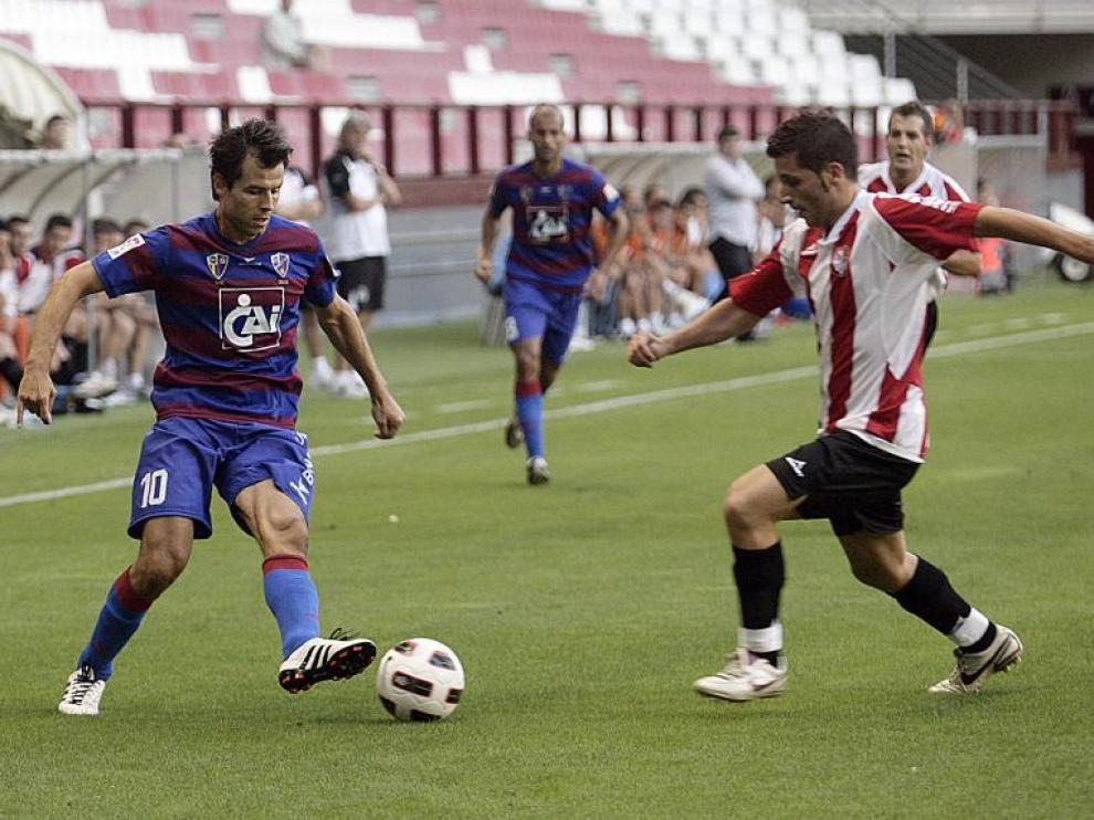 Camacho se dispone a driblar a un rival ante la atenta mirada de Rico, en Las Gaunas