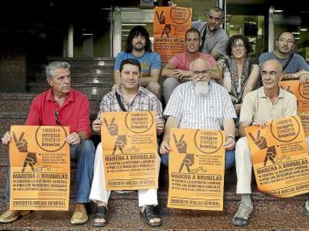 Algunos de los integrantes de la marcha muestran los carteles.
