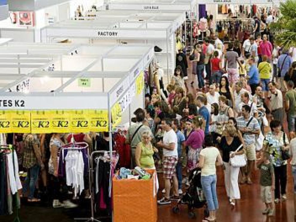 Los primeros visitantes ojeaban ayer los expositores.
