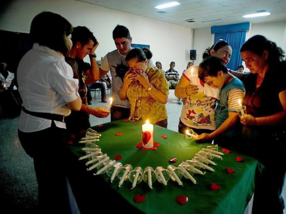 Familiares de un desaparecido lloran durante una ceremonia en el departamento de Magdalena (Colombia).