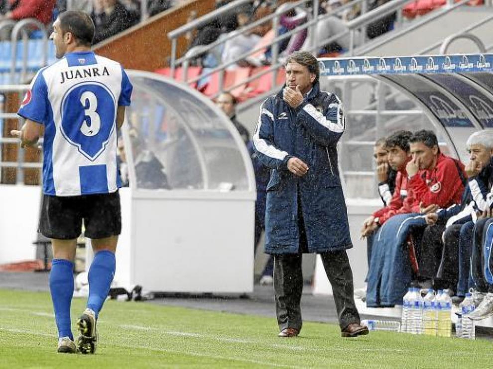 Juanra y el entrenador Esteban Vigo, en el partido de la pasada campaña frente al Numancia.