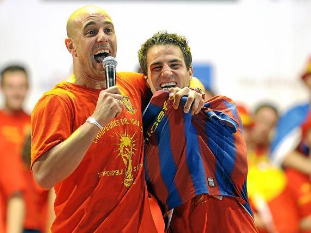 Cesc, de azulgrana tras la broma de Puyol y Piqué, el día de la celebración del título mundial en Madrid.