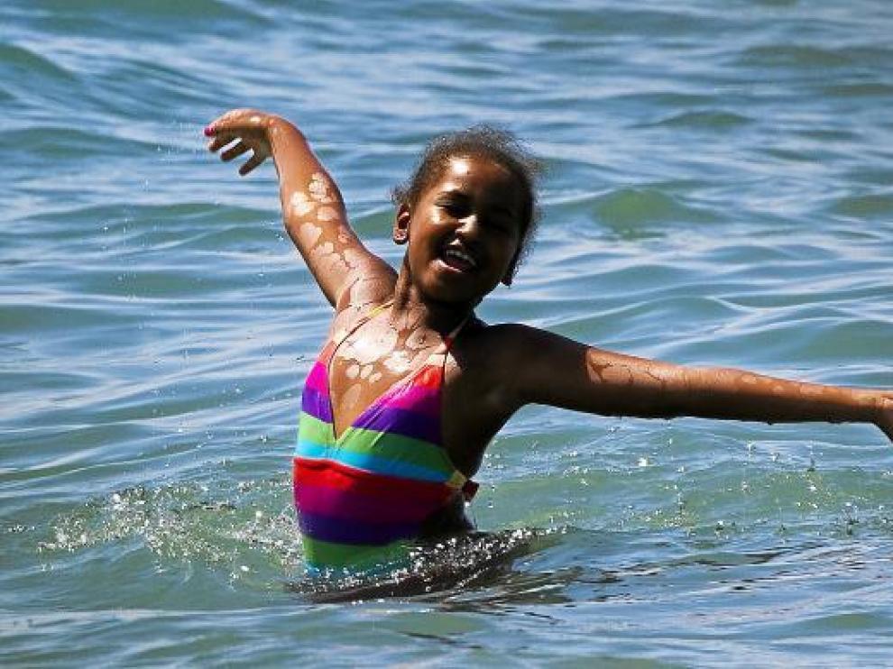 Sasha Obama disfruta del agua en el Beach Club Villa Padierna, ayer en Estepona.