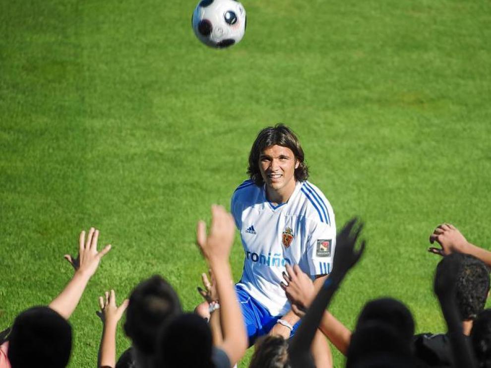 Bertolo lanza una pelota a la grada de La Romareda en un momento de su presentación como zaragocista.