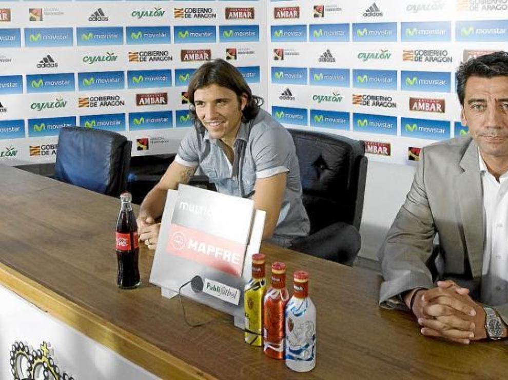 Antonio Prieto, acompañado de Bertolo, en la presentación ayer del futbolista argentino.