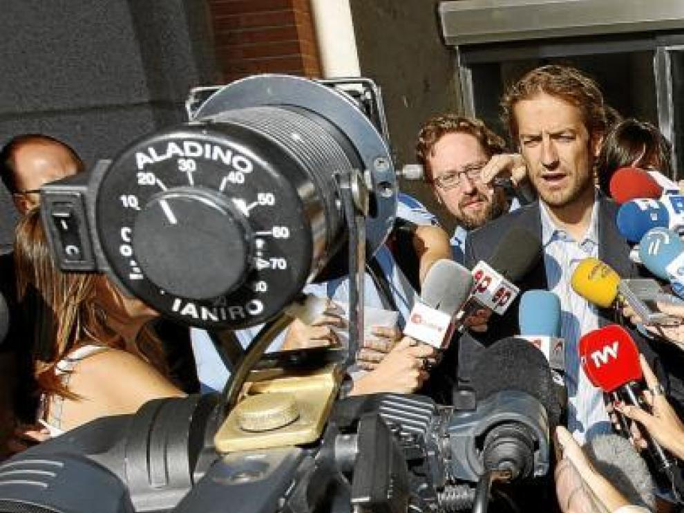 Los responsables del sindicato USCA, tras entregar en el Ministerio de Fomento la petición para entrevistarse con Blanco.