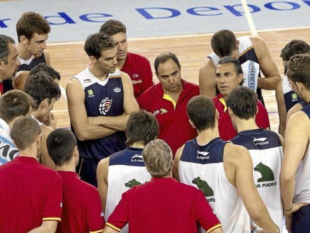 Scariolo, rodeado por sus jugadores en un entrenamiento.