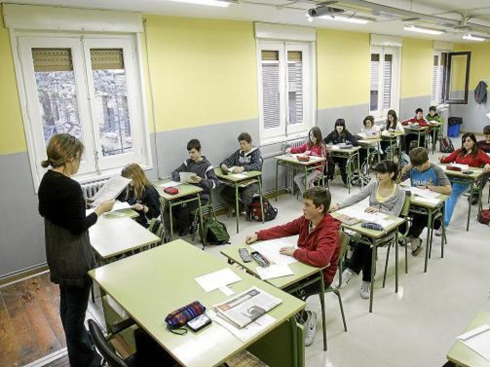Alumnos del Miguel Catalán, durante una prueba de evaluación para medir su nivel.