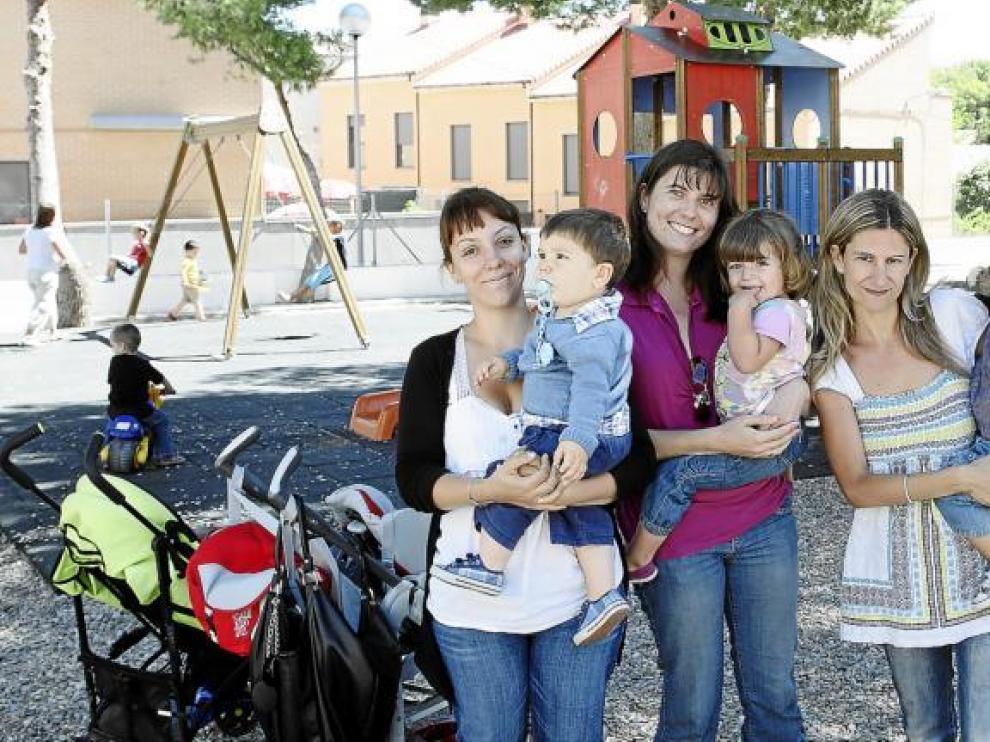 Sheila Comín, Sofía Sánchez y María Eugenia Flores posan con sus hijos en un parque de María de Huerva.