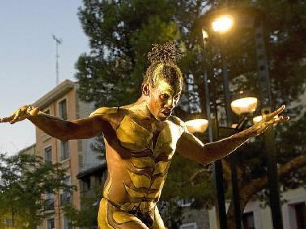 Reynaldo Hernández bailó con el cuerpo pintado.