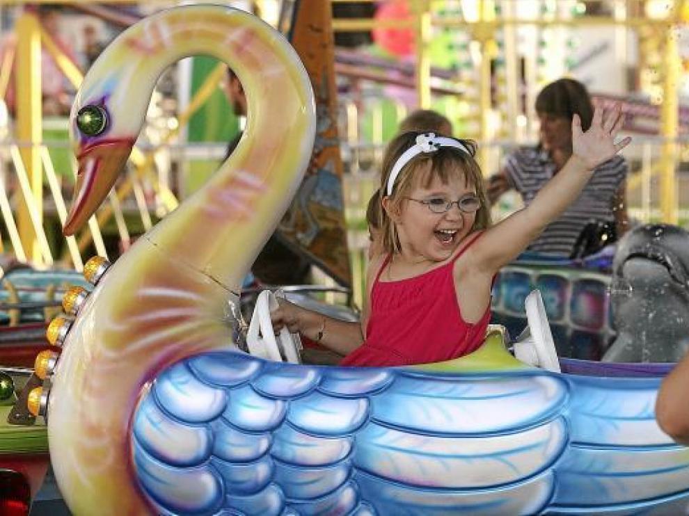 Los niños disfrutaron ayer del primer día de las atracciones en el recinto ferial.
