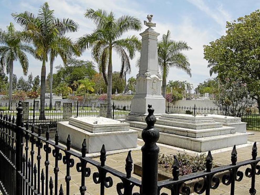Este mausoleo del cementerio de Santa Ifigenia, en Santiago de Cuba, contiene los restos de 226 soldados. La Asociación Cultural Regreso con Honor ha averiguado que entre ellos hay nacidos en Zaragoza, Teruel, Fraga, Pastriz, Tamarite, Azuara y Sádaba.