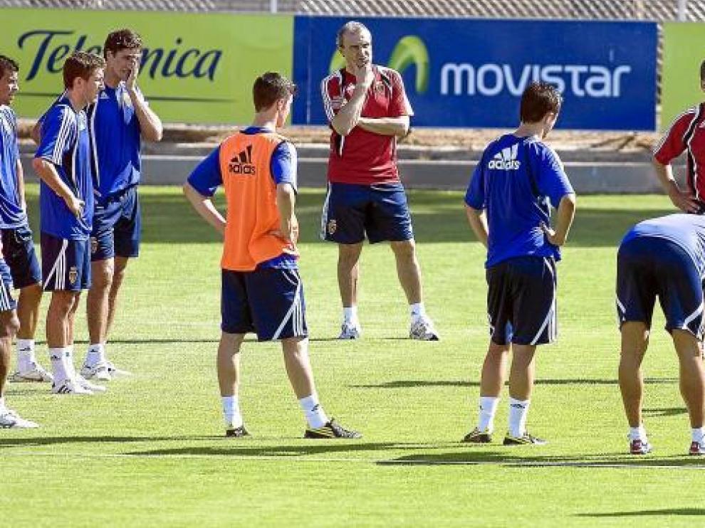 Los jugadores del Real Zaragoza atienden las instrucciones de José Aurelio Gay en un momento del entrenamiento.