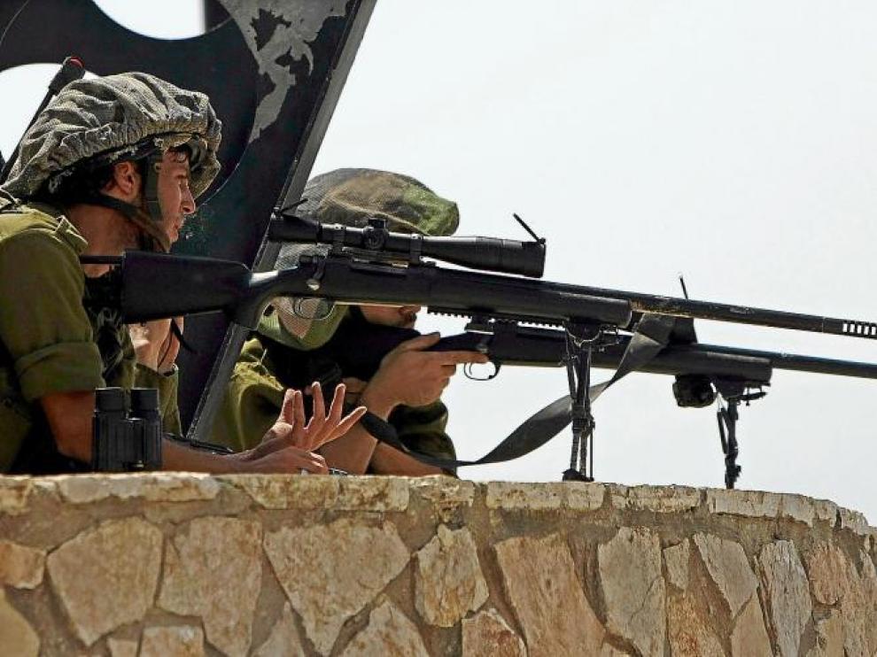 Soldados israelíes vigilan la frontera con el Líbano esta semana. España mandó en 2009 a Israel, entre otros países, equipos militares.