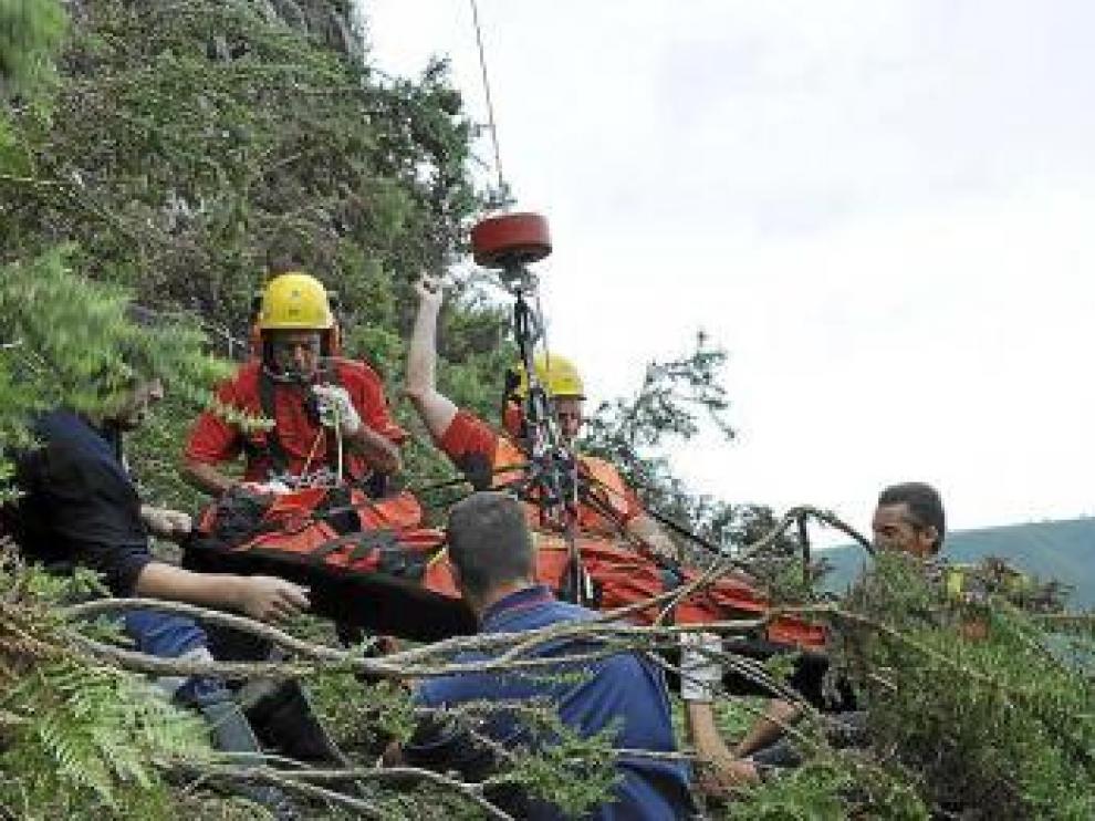 La zona, de difícil acceso, obligó a usar el helicóptero.