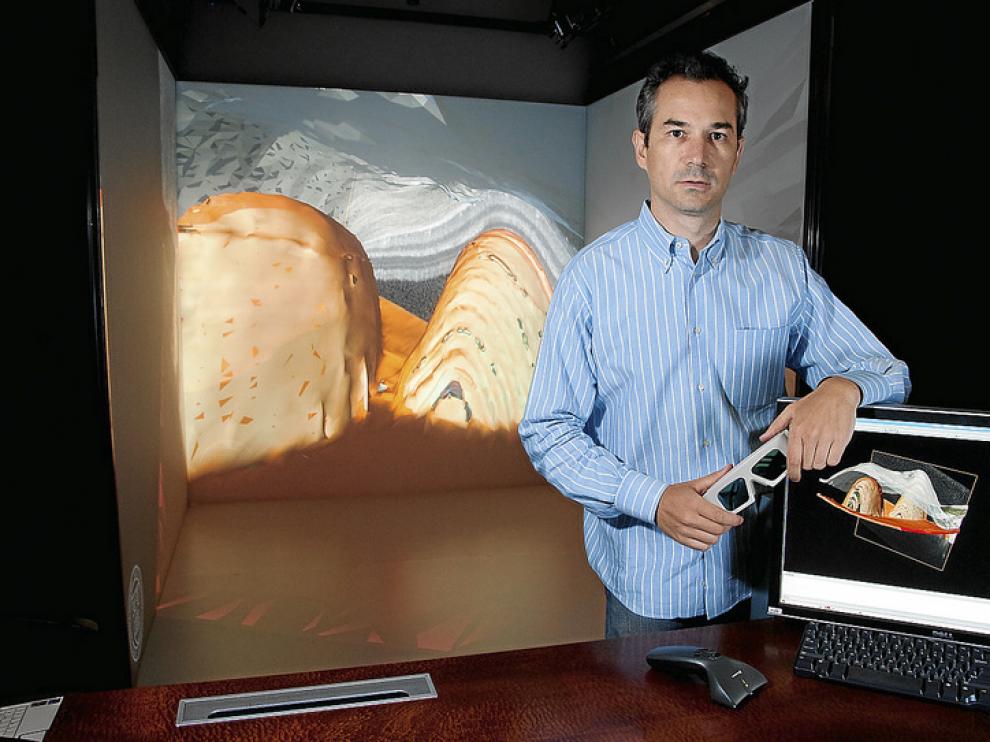 Luis Gracia, con las gafas de visión activa en 3-D, junto a 'La Cueva', de nueve metros cuadrados