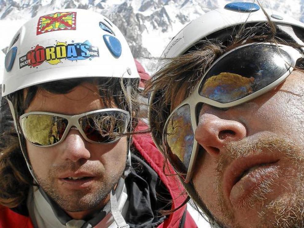 Óscar Pérez, a la derecha, y Álvaro Novellón en la cima del Latok III