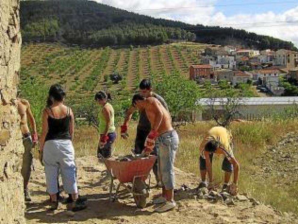 Los jóvenes, en acción en la ermita.
