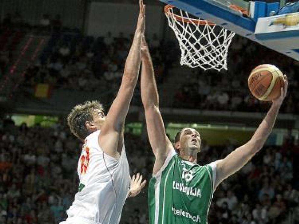 Marc Gasol trata de frenar al esloveno Rizvit, en el partido de ayer.