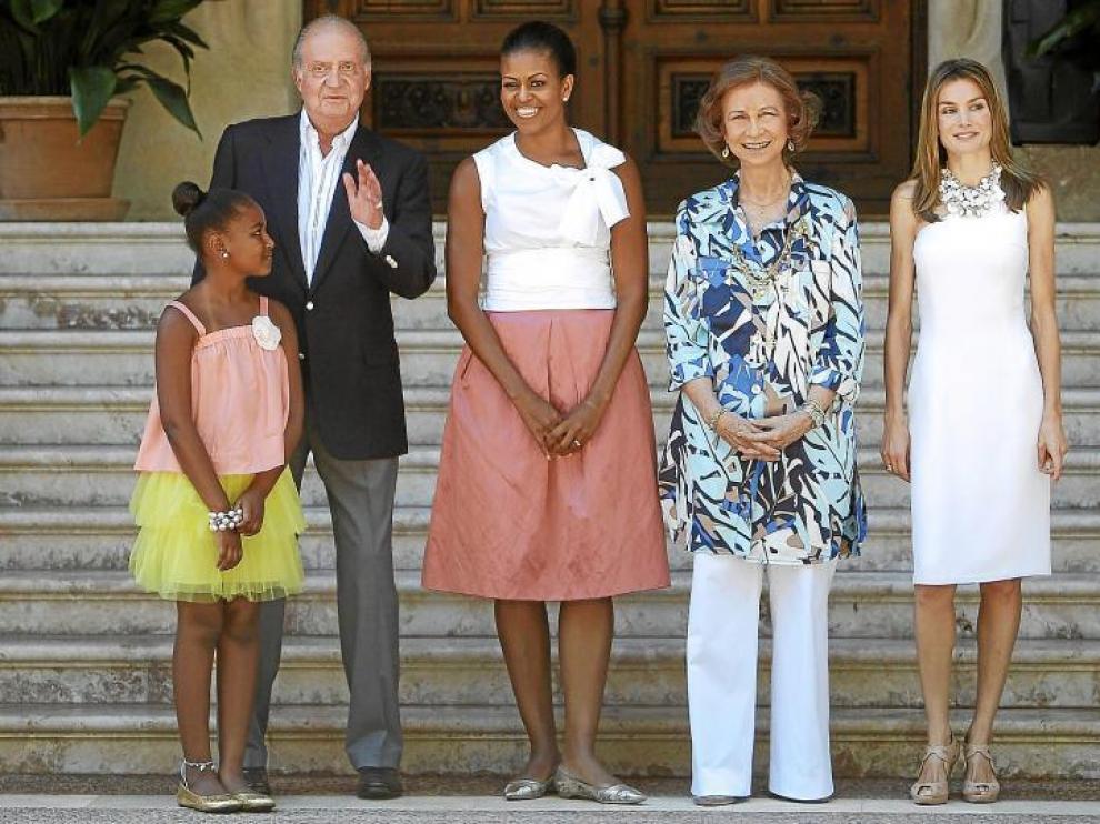Sasha, con un vistoso conjunto en amarillo y rosa, posó con los Reyes, su madre, Michelle Obama, y la princesa Letizia.