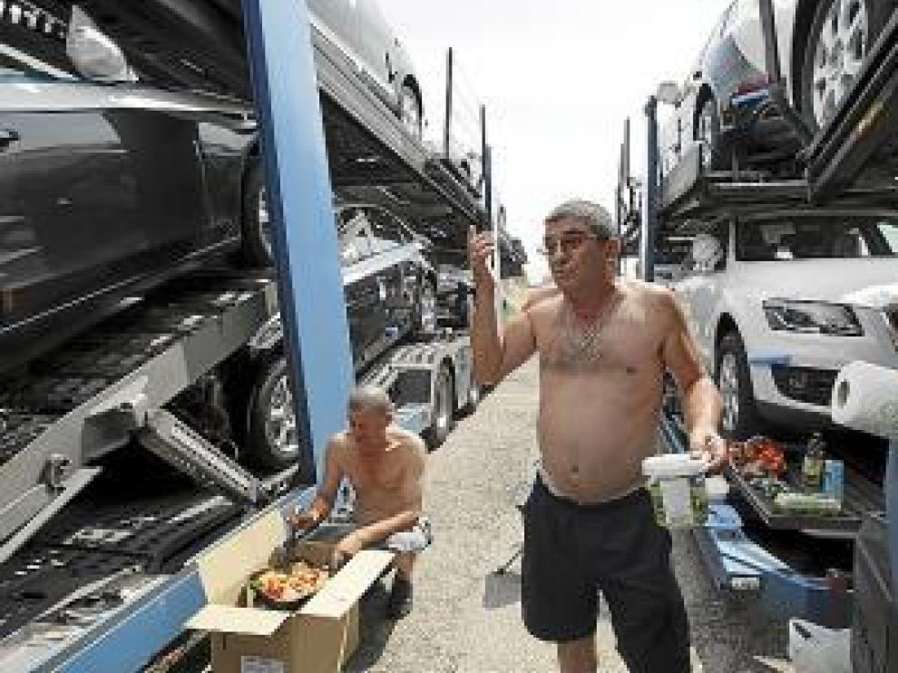 Dos camioneros búlgaros, ayer, en el aparcamiento.