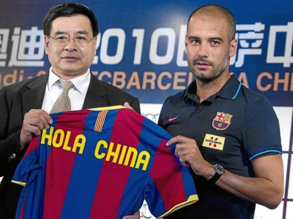 Guardiola posa con una camiseta conmemorativa